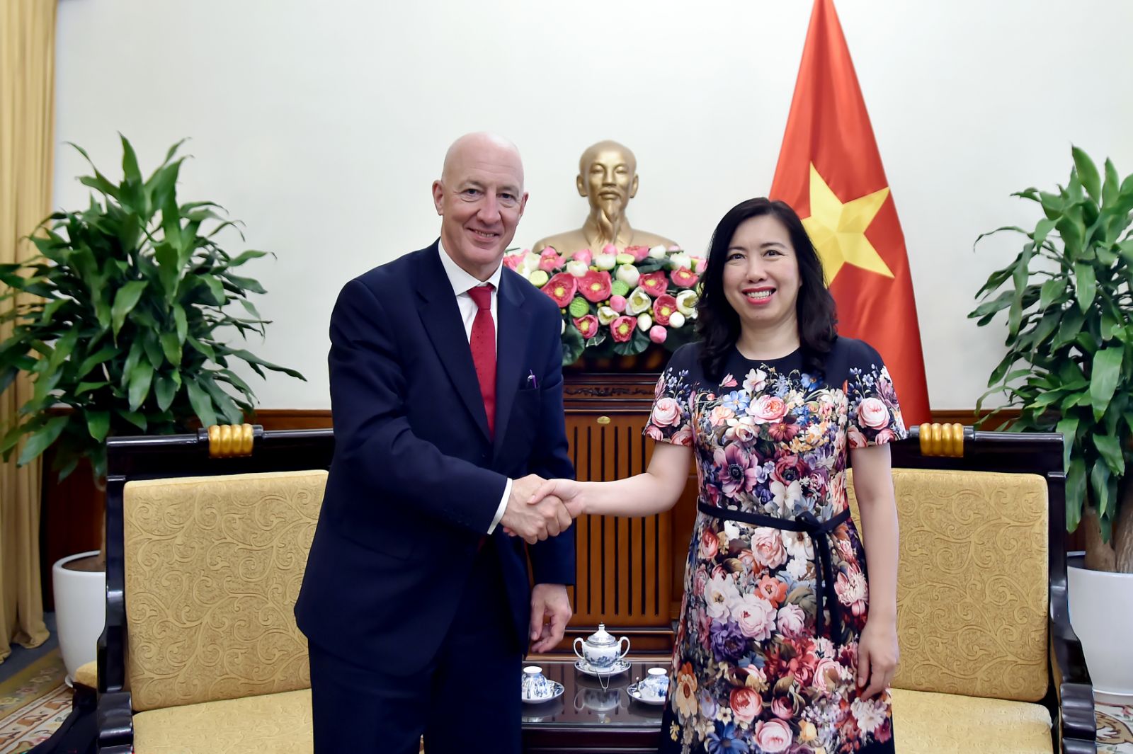 Thứ trưởng Lê Thị Thu Hằng tiếp ông Mark Kent Chủ tịch Mạng lưới Hữu nghị Việt Nam - Anh