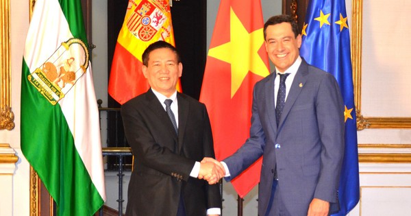 Phó Thủ tướng Chính phủ Hồ Đức Phớc gặp Chủ tịch Vùng Andalucía Juanma Moreno