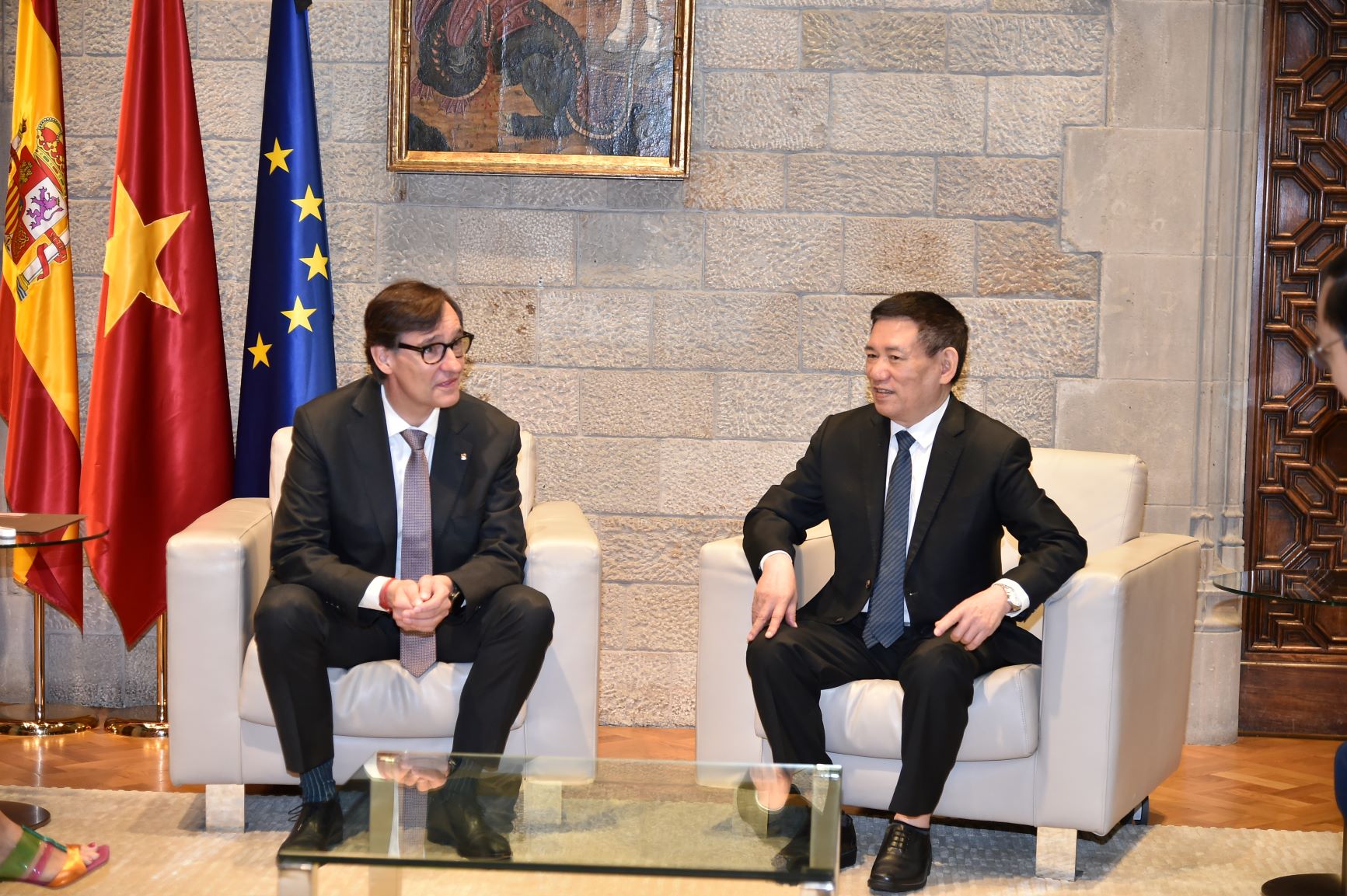 Phó Thủ tướng Hồ Đức Phớc gặp Chủ tịch Vùng Catalonia, Tây Ban Nha