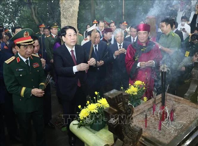 President Luong Cuong offers incense in commemoration of Hung Kings